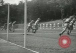Standbild Studenten gehen durch eine Pistole bohren Quantico Virginia USA, 1942, aus Sekunde 41 historischem Filmmaterial Videoclip 65675022168