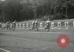 Standbild Studenten gehen durch eine Pistole bohren Quantico Virginia USA, 1942, aus Sekunde 42 historischem Filmmaterial Videoclip 65675022168