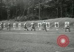 Standbild Studenten gehen durch eine Pistole bohren Quantico Virginia USA, 1942, aus Sekunde 43 historischem Filmmaterial Videoclip 65675022168