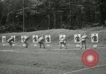 Standbild Studenten gehen durch eine Pistole bohren Quantico Virginia USA, 1942, aus Sekunde 44 historischem Filmmaterial Videoclip 65675022168
