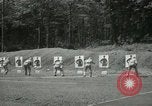 Standbild Studenten gehen durch eine Pistole bohren Quantico Virginia USA, 1942, aus Sekunde 45 historischem Filmmaterial Videoclip 65675022168