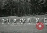 Standbild Studenten gehen durch eine Pistole bohren Quantico Virginia USA, 1942, aus Sekunde 46 historischem Filmmaterial Videoclip 65675022168
