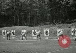 Standbild Studenten gehen durch eine Pistole bohren Quantico Virginia USA, 1942, aus Sekunde 47 historischem Filmmaterial Videoclip 65675022168