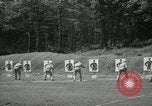 Standbild Studenten gehen durch eine Pistole bohren Quantico Virginia USA, 1942, aus Sekunde 48 historischem Filmmaterial Videoclip 65675022168