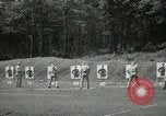 Standbild Studenten gehen durch eine Pistole bohren Quantico Virginia USA, 1942, aus Sekunde 49 historischem Filmmaterial Videoclip 65675022168