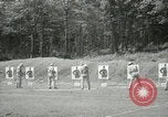 Standbild Studenten gehen durch eine Pistole bohren Quantico Virginia USA, 1942, aus Sekunde 50 historischem Filmmaterial Videoclip 65675022168