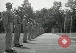 Standbild Studenten gehen durch eine Pistole bohren Quantico Virginia USA, 1942, aus Sekunde 51 historischem Filmmaterial Videoclip 65675022168