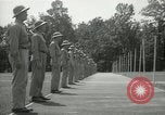 Standbild Studenten gehen durch eine Pistole bohren Quantico Virginia USA, 1942, aus Sekunde 52 historischem Filmmaterial Videoclip 65675022168