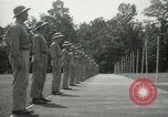 Standbild Studenten gehen durch eine Pistole bohren Quantico Virginia USA, 1942, aus Sekunde 54 historischem Filmmaterial Videoclip 65675022168