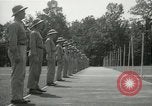 Standbild Studenten gehen durch eine Pistole bohren Quantico Virginia USA, 1942, aus Sekunde 55 historischem Filmmaterial Videoclip 65675022168