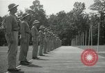 Standbild Studenten gehen durch eine Pistole bohren Quantico Virginia USA, 1942, aus Sekunde 56 historischem Filmmaterial Videoclip 65675022168