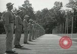 Standbild Studenten gehen durch eine Pistole bohren Quantico Virginia USA, 1942, aus Sekunde 58 historischem Filmmaterial Videoclip 65675022168