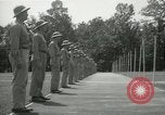 Standbild Studenten gehen durch eine Pistole bohren Quantico Virginia USA, 1942, aus Sekunde 59 historischem Filmmaterial Videoclip 65675022168