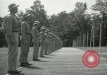 Standbild Studenten gehen durch eine Pistole bohren Quantico Virginia USA, 1942, aus Sekunde 60 historischem Filmmaterial Videoclip 65675022168