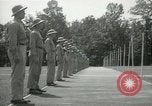 Standbild Studenten gehen durch eine Pistole bohren Quantico Virginia USA, 1942, aus Sekunde 61 historischem Filmmaterial Videoclip 65675022168