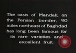 Standbild Arbeiter machen Datum Blatt Taschen Mandali Irak, 1929, aus Sekunde 15 historischem Filmmaterial Videoclip 65675022177