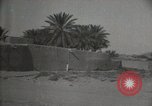 Standbild Arbeiter machen Datum Blatt Taschen Mandali Irak, 1929, aus Sekunde 23 historischem Filmmaterial Videoclip 65675022177