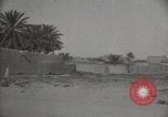Standbild Arbeiter machen Datum Blatt Taschen Mandali Irak, 1929, aus Sekunde 25 historischem Filmmaterial Videoclip 65675022177