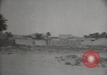 Standbild Arbeiter machen Datum Blatt Taschen Mandali Irak, 1929, aus Sekunde 27 historischem Filmmaterial Videoclip 65675022177