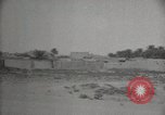 Standbild Arbeiter machen Datum Blatt Taschen Mandali Irak, 1929, aus Sekunde 28 historischem Filmmaterial Videoclip 65675022177
