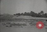 Standbild Arbeiter machen Datum Blatt Taschen Mandali Irak, 1929, aus Sekunde 31 historischem Filmmaterial Videoclip 65675022177