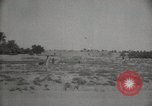 Standbild Arbeiter machen Datum Blatt Taschen Mandali Irak, 1929, aus Sekunde 39 historischem Filmmaterial Videoclip 65675022177