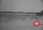 Standbild Arbeiter machen Datum Blatt Taschen Mandali Irak, 1929, aus Sekunde 46 historischem Filmmaterial Videoclip 65675022177