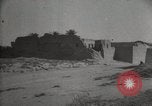 Standbild Arbeiter machen Datum Blatt Taschen Mandali Irak, 1929, aus Sekunde 54 historischem Filmmaterial Videoclip 65675022177