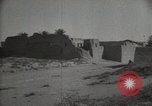 Standbild Arbeiter machen Datum Blatt Taschen Mandali Irak, 1929, aus Sekunde 55 historischem Filmmaterial Videoclip 65675022177