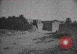 Standbild Arbeiter machen Datum Blatt Taschen Mandali Irak, 1929, aus Sekunde 57 historischem Filmmaterial Videoclip 65675022177