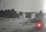 Standbild Arbeiter machen Datum Blatt Taschen Mandali Irak, 1929, aus Sekunde 59 historischem Filmmaterial Videoclip 65675022177