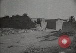 Standbild Arbeiter machen Datum Blatt Taschen Mandali Irak, 1929, aus Sekunde 61 historischem Filmmaterial Videoclip 65675022177