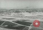 Standbild militärische Unterstützung der beratenden Gruppe Offiziere und Weiber Bagdad Irak, 1956, aus Sekunde 10 historischem Filmmaterial Videoclip 65675022186