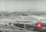 Standbild militärische Unterstützung der beratenden Gruppe Offiziere und Weiber Bagdad Irak, 1956, aus Sekunde 14 historischem Filmmaterial Videoclip 65675022186