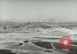 Standbild militärische Unterstützung der beratenden Gruppe Offiziere und Weiber Bagdad Irak, 1956, aus Sekunde 15 historischem Filmmaterial Videoclip 65675022186