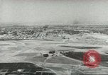 Standbild militärische Unterstützung der beratenden Gruppe Offiziere und Weiber Bagdad Irak, 1956, aus Sekunde 16 historischem Filmmaterial Videoclip 65675022186
