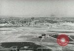 Standbild militärische Unterstützung der beratenden Gruppe Offiziere und Weiber Bagdad Irak, 1956, aus Sekunde 17 historischem Filmmaterial Videoclip 65675022186