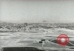 Standbild militärische Unterstützung der beratenden Gruppe Offiziere und Weiber Bagdad Irak, 1956, aus Sekunde 18 historischem Filmmaterial Videoclip 65675022186