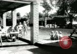 Standbild militärische Unterstützung der beratenden Gruppe Offiziere und Weiber Bagdad Irak, 1956, aus Sekunde 20 historischem Filmmaterial Videoclip 65675022186