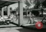 Standbild militärische Unterstützung der beratenden Gruppe Offiziere und Weiber Bagdad Irak, 1956, aus Sekunde 23 historischem Filmmaterial Videoclip 65675022186