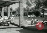 Standbild militärische Unterstützung der beratenden Gruppe Offiziere und Weiber Bagdad Irak, 1956, aus Sekunde 31 historischem Filmmaterial Videoclip 65675022186