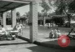 Standbild militärische Unterstützung der beratenden Gruppe Offiziere und Weiber Bagdad Irak, 1956, aus Sekunde 32 historischem Filmmaterial Videoclip 65675022186