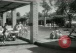 Standbild militärische Unterstützung der beratenden Gruppe Offiziere und Weiber Bagdad Irak, 1956, aus Sekunde 36 historischem Filmmaterial Videoclip 65675022186