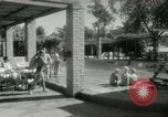 Standbild militärische Unterstützung der beratenden Gruppe Offiziere und Weiber Bagdad Irak, 1956, aus Sekunde 37 historischem Filmmaterial Videoclip 65675022186