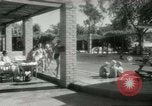 Standbild militärische Unterstützung der beratenden Gruppe Offiziere und Weiber Bagdad Irak, 1956, aus Sekunde 38 historischem Filmmaterial Videoclip 65675022186