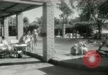Standbild militärische Unterstützung der beratenden Gruppe Offiziere und Weiber Bagdad Irak, 1956, aus Sekunde 39 historischem Filmmaterial Videoclip 65675022186