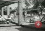 Standbild militärische Unterstützung der beratenden Gruppe Offiziere und Weiber Bagdad Irak, 1956, aus Sekunde 41 historischem Filmmaterial Videoclip 65675022186
