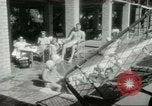 Standbild militärische Unterstützung der beratenden Gruppe Offiziere und Weiber Bagdad Irak, 1956, aus Sekunde 42 historischem Filmmaterial Videoclip 65675022186