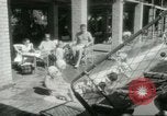 Standbild militärische Unterstützung der beratenden Gruppe Offiziere und Weiber Bagdad Irak, 1956, aus Sekunde 44 historischem Filmmaterial Videoclip 65675022186