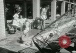 Standbild militärische Unterstützung der beratenden Gruppe Offiziere und Weiber Bagdad Irak, 1956, aus Sekunde 46 historischem Filmmaterial Videoclip 65675022186